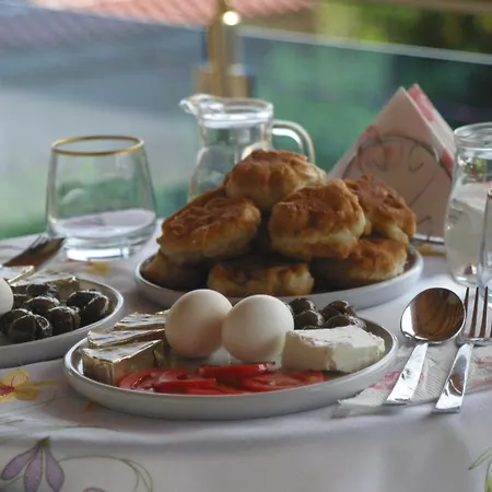 - View Of Castle & Traditional Breakfast *