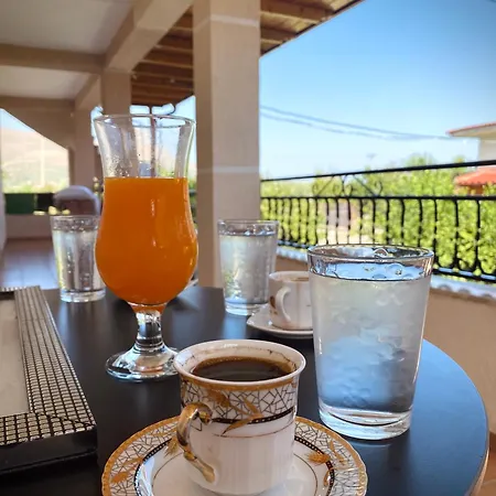 - View Of Castle & Traditional Breakfast *