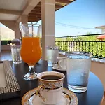 - View Of Castle & Traditional Breakfast *