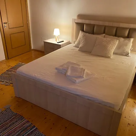 - View Of Castle & Traditional Breakfast *