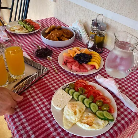 - View Of Castle & Traditional Breakfast Konukevi