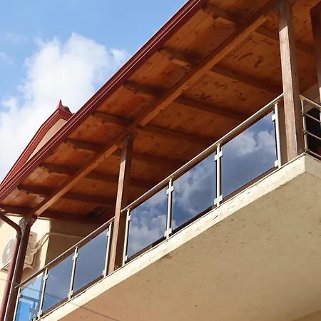 - View Of Castle & Traditional Breakfast *