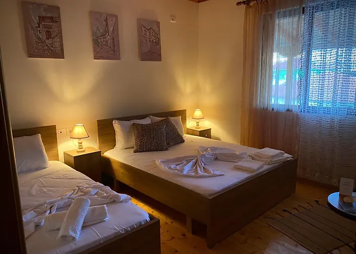 - View Of Castle & Traditional Breakfast 培拉特