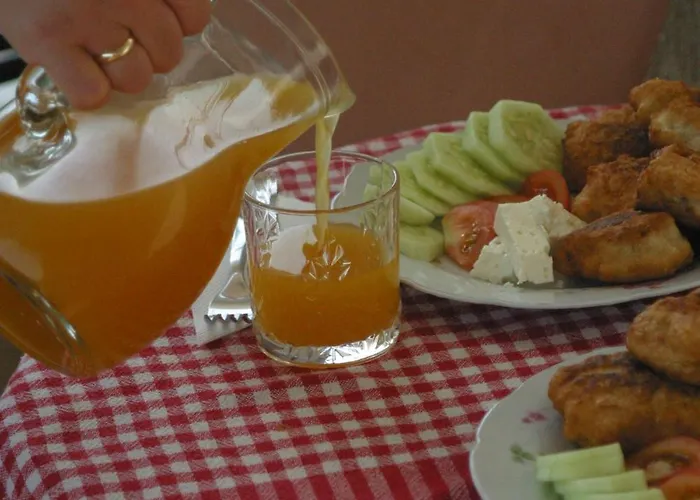 - View Of Castle & Traditional Breakfast Gasthof Berat