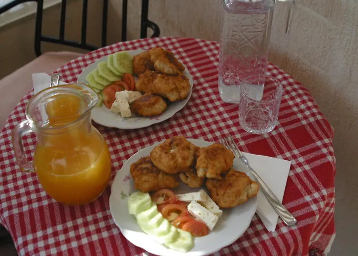- View Of Castle & Traditional Breakfast 培拉特