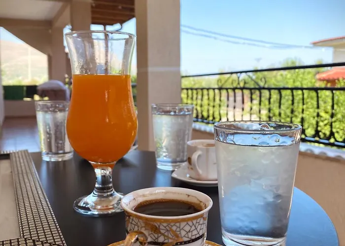 - View Of Castle & Traditional Breakfast *