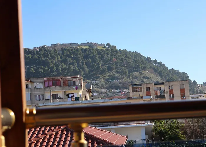 - View Of Castle & Traditional Breakfast *